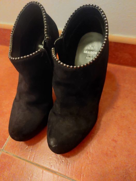 Sapatos e botas novos
