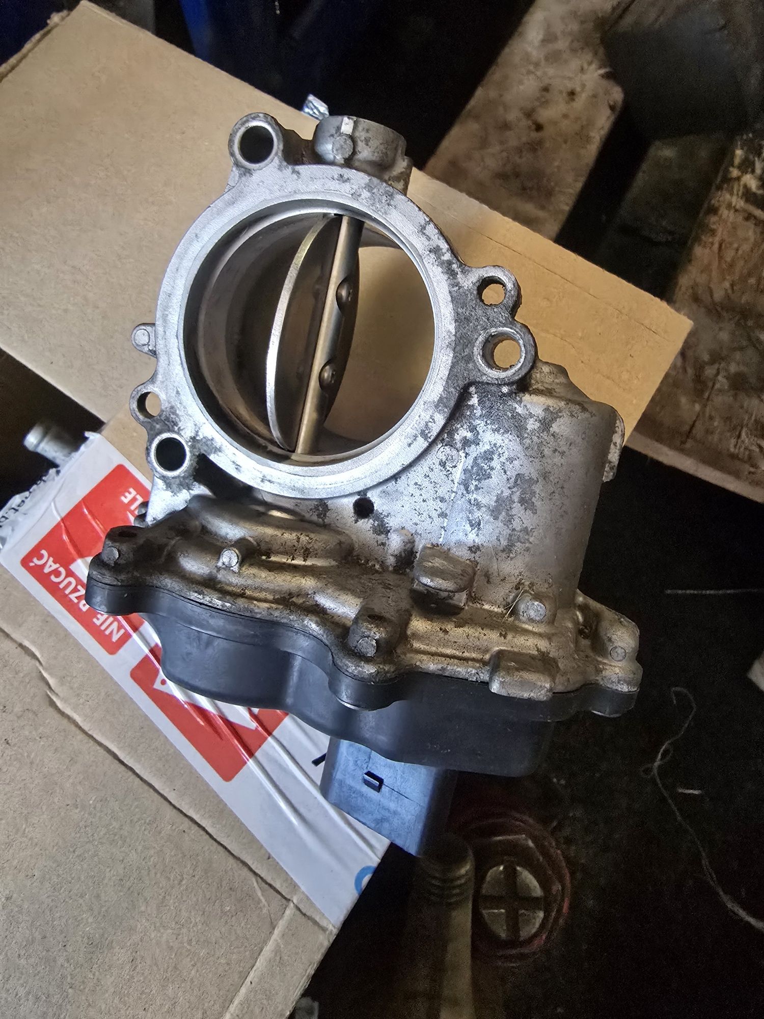 Przepustnica powietrza MAN TGE VW CRAFTER 2.0 TDI 04L128063AD