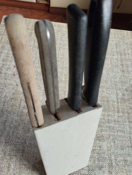 Stojak drewniany z nożami