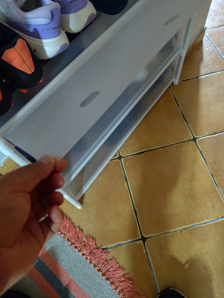 Sapateira com cabide incorporada