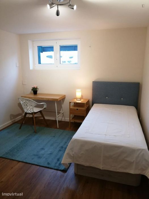 387484 - Quarto com cama de solteiro, com casa...