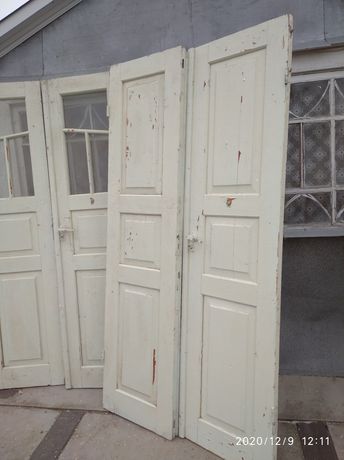 Двері дерев'яні соснові б/в глухі та під скло з двох полотен