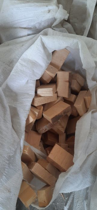 Drewno rozpalkowe w workach ścinki klocki opał