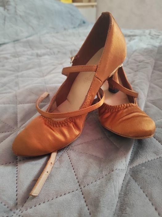 Взуття для бальних танців