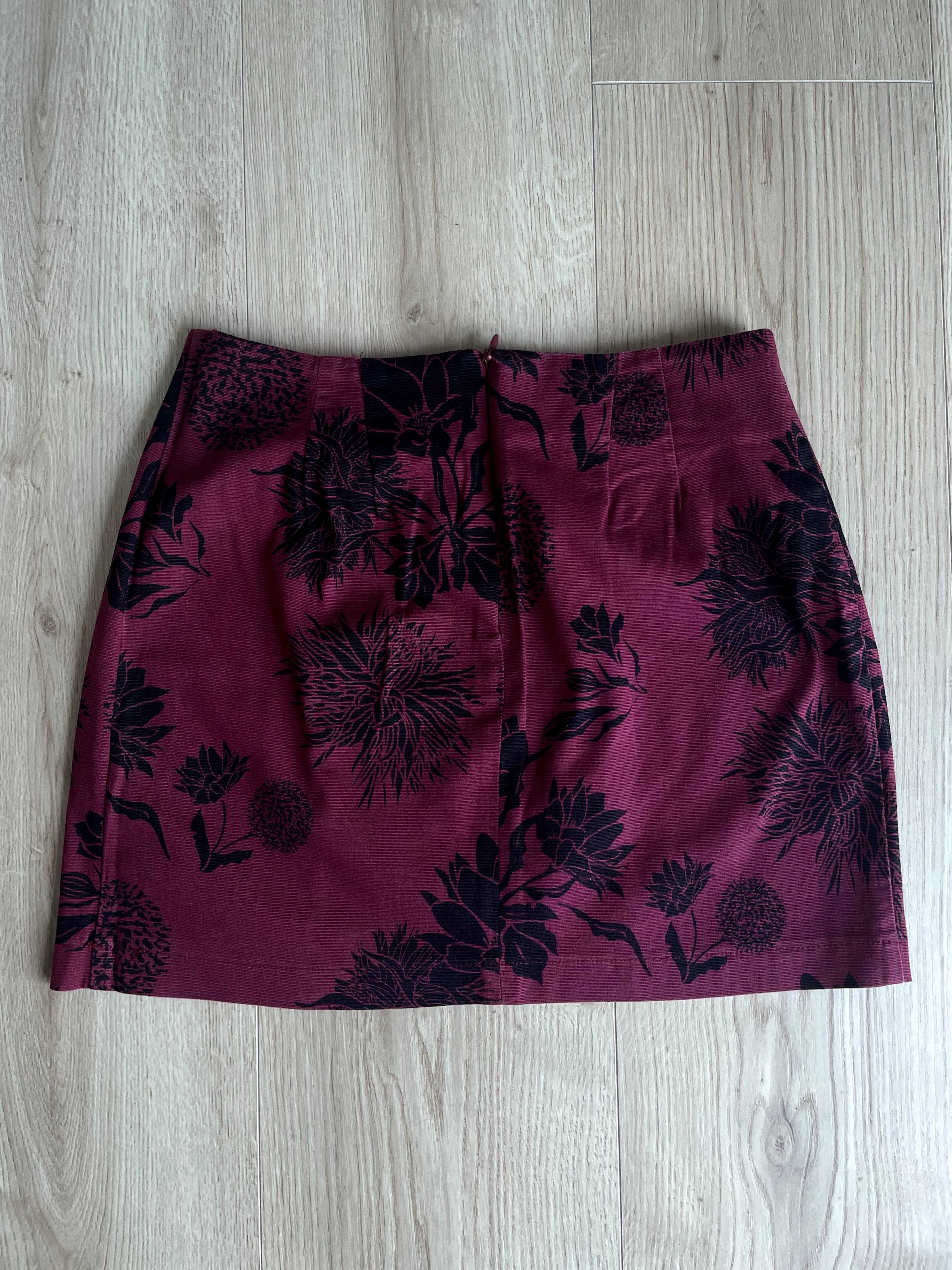 Mini saia rosa escuro com padrão floral