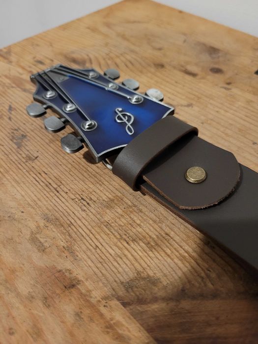 Brązowy męski skórzany pasek ręcznie robiony z klamrą gitara