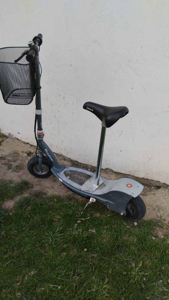 Hulajnoga elektryczna Razor e300