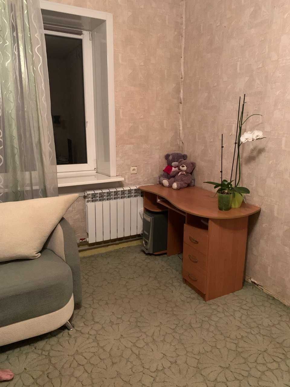 Продам 2 комнатную гостинку в центре,метро Ярослава Мудрого VI