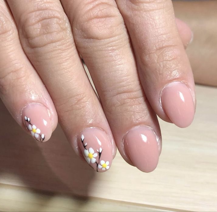 Нарощування нігтів, корекція