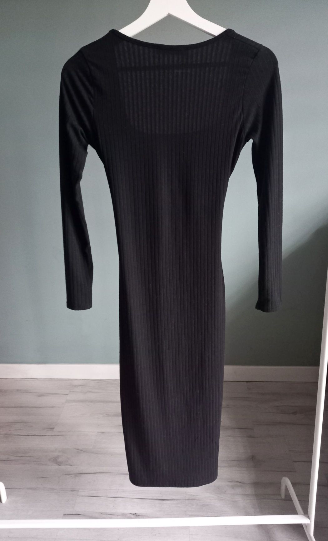 Czarna klasyczna sukienka midi 34 36 sukienka prążkowana wiązana Petit
