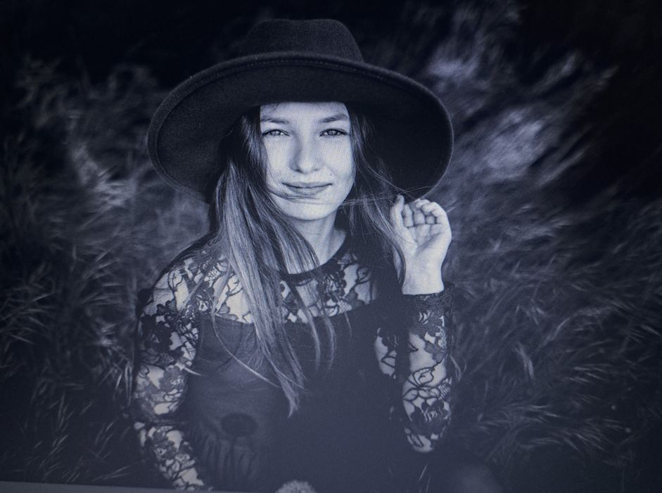 Dresowa sukienka z koronką