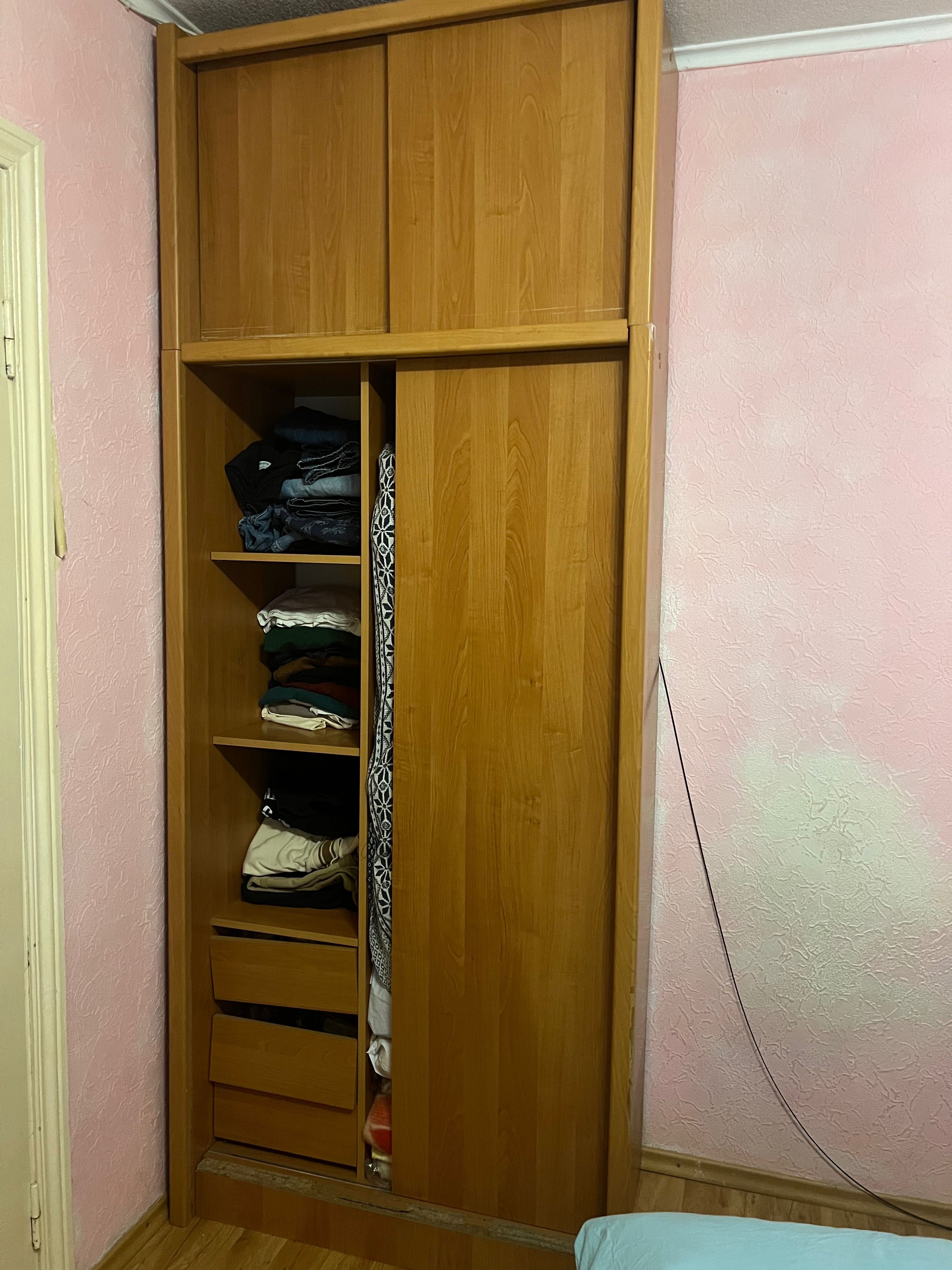 Продам трюмо із дзеркалом та шафу