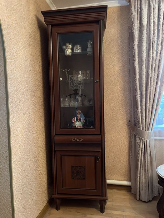 вітрина для посуду