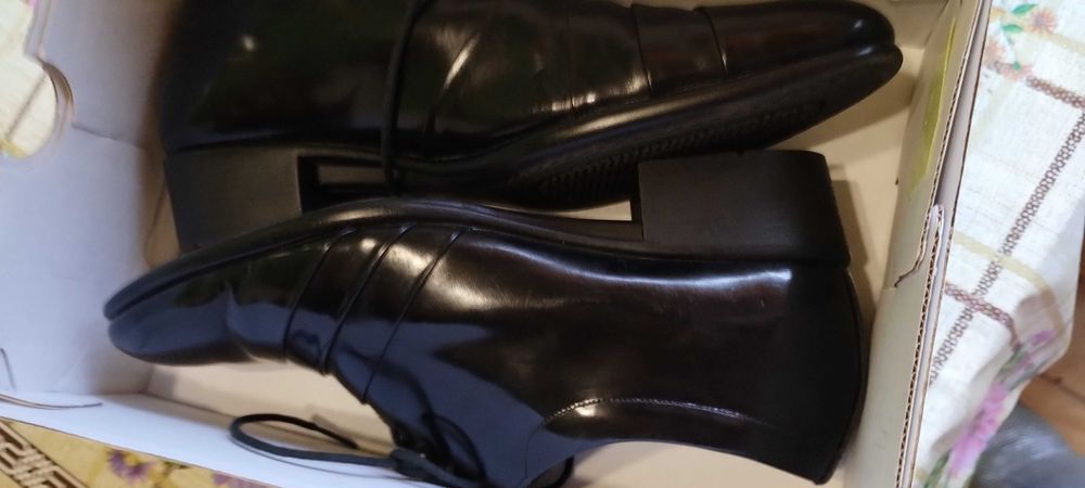 Светлый мужской костюм, рубашка на худенького парня