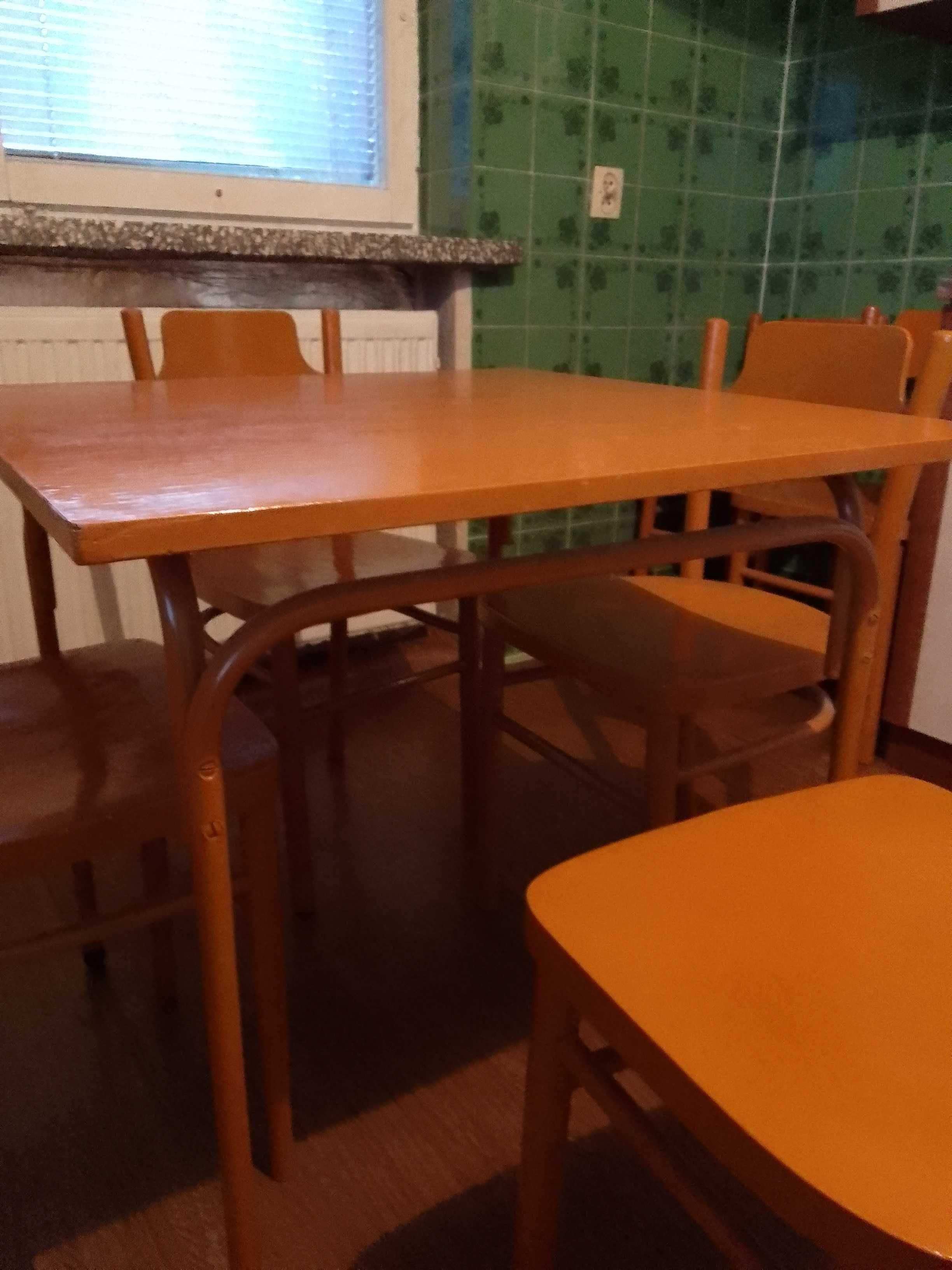 Stół i krzesła do domku letniskowego