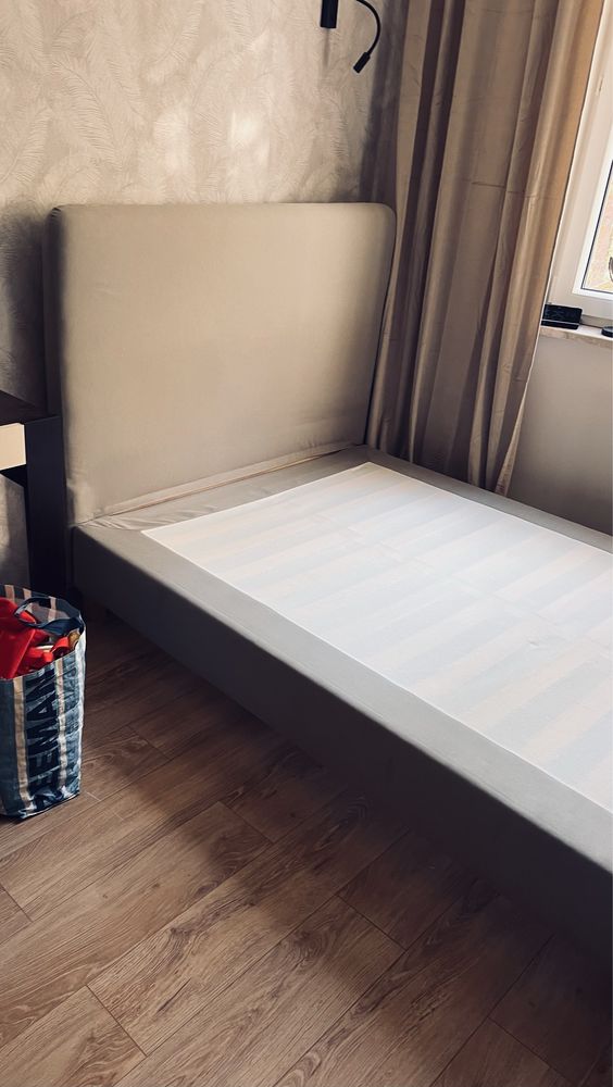 Łóżko ikea , stelarz drewniany , pokrowiec zrzucany.Wymiar 140/200