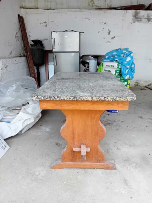 Mesa de Cozinha de Pedra