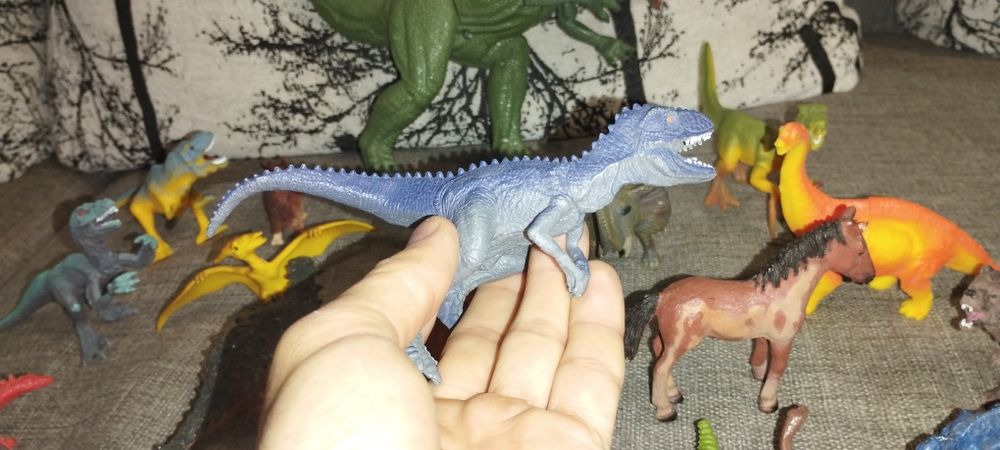 Іграшковий набір динозаврів