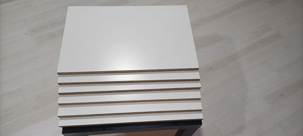 Prateleiras brancas para besta (IKEA)