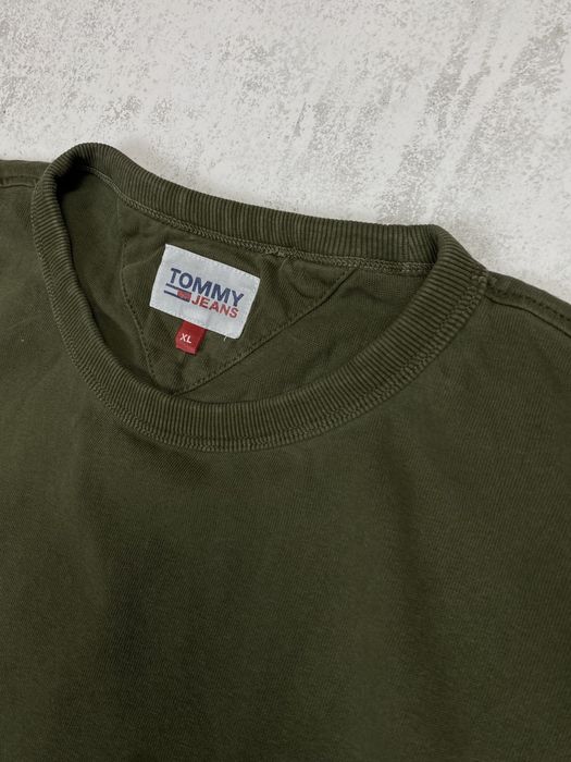 Футболка tommy jeans у кольорі хакі з фірмовим логотипом
