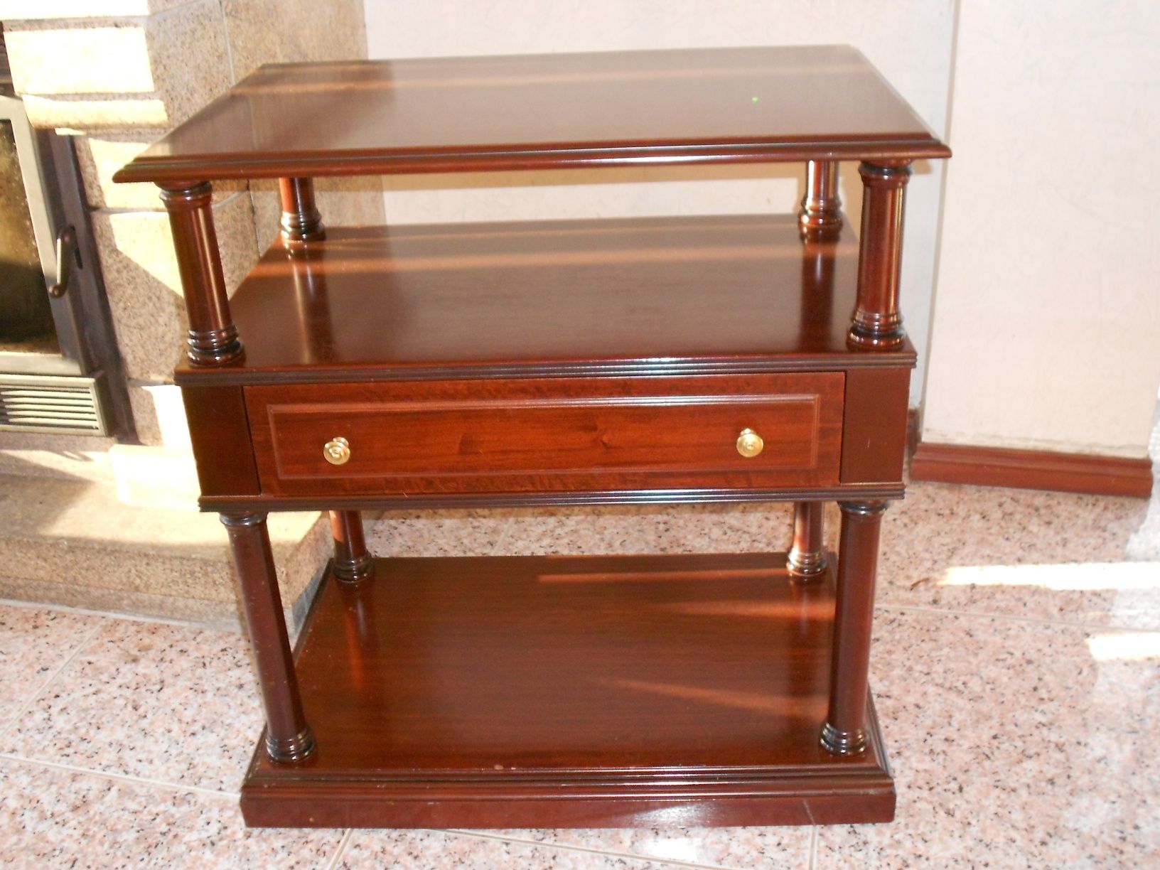 Conjunto de sala (mesa, 2 apoios, aparador)