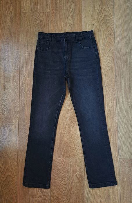 Чорні джинси для хлопчика та біла футболка реглан для хлопчика