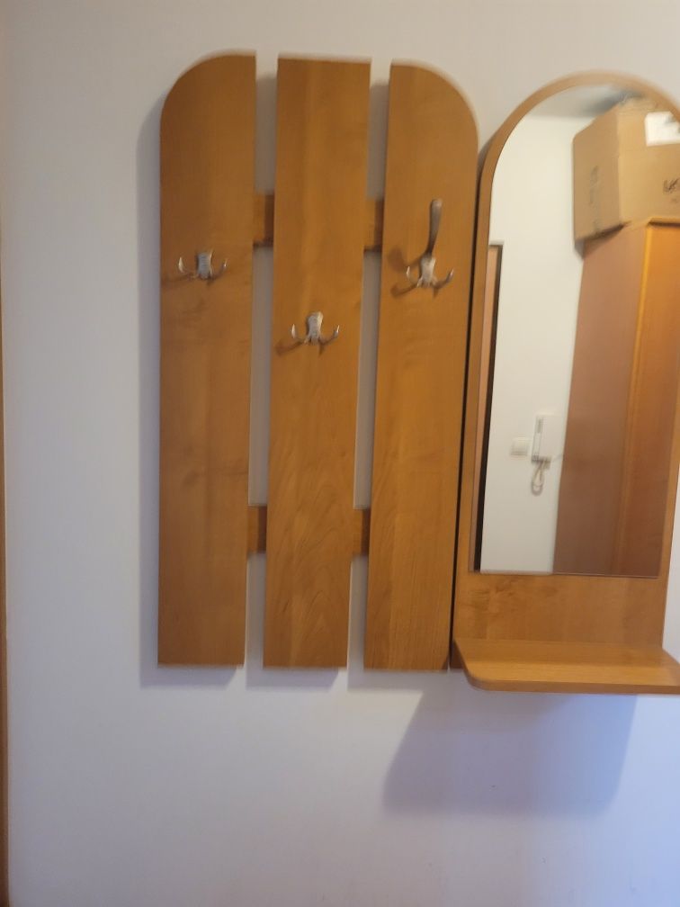 Szafka na buty i wieszak z lustrem