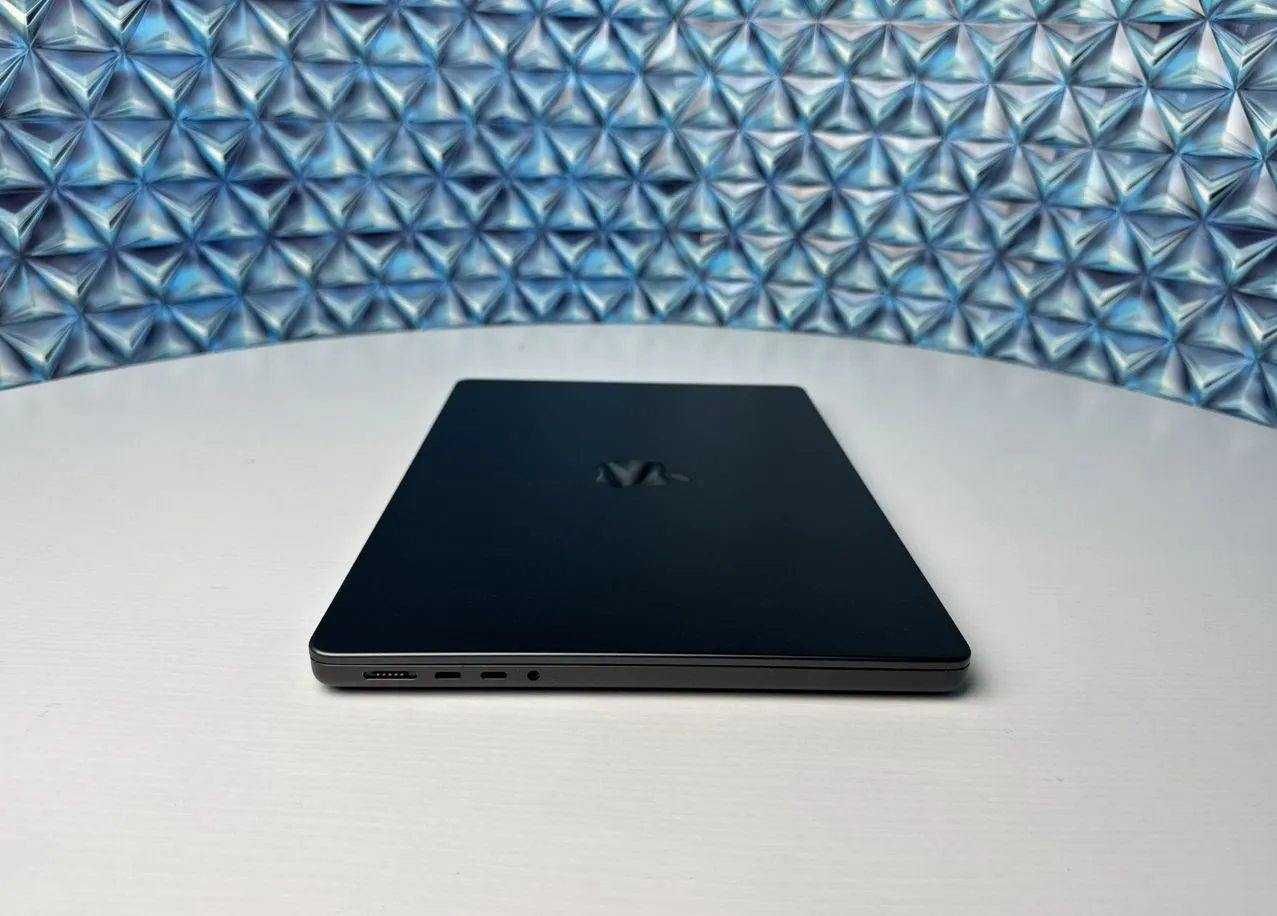 MacBook Pro 14 2023 M3 18Gb/1Tb 90 циклов