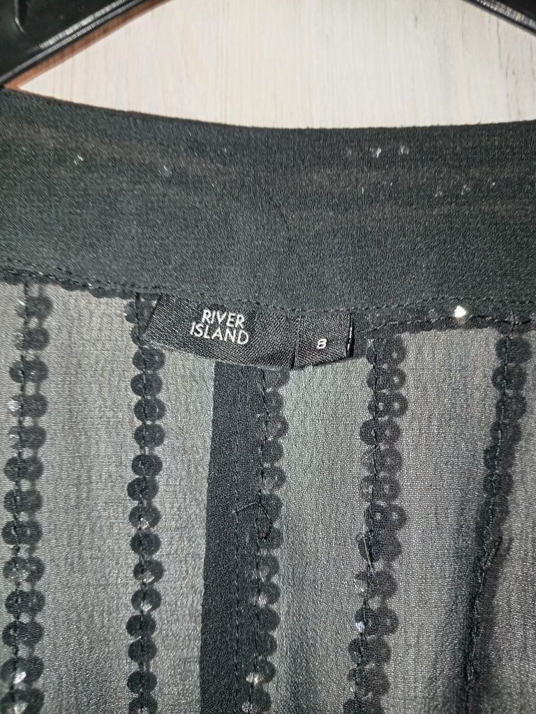 Rozmiar 40 bluzka River Island Kolor czarny Z cekinami. Krój nietoperz