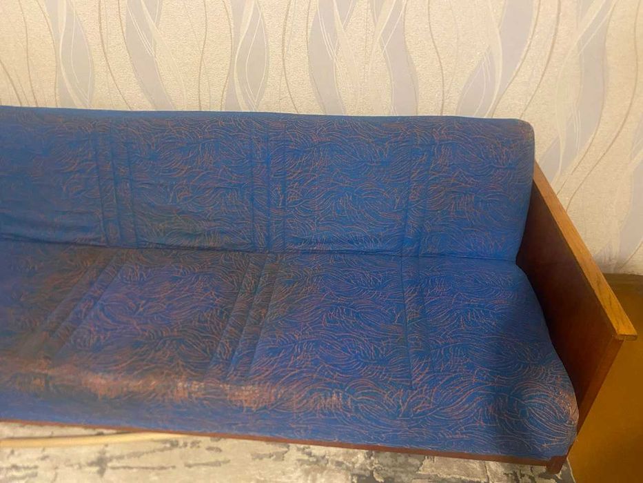 Віддам диван б/у безкоштовно. Самовивіз.