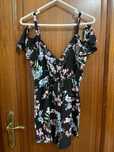 Macacão de calções preto com padrão floral
