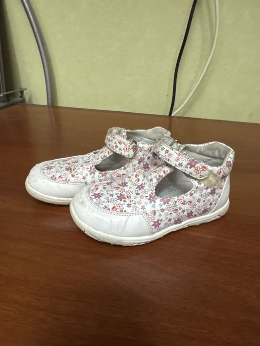 туфлі сандалі на дівчинку