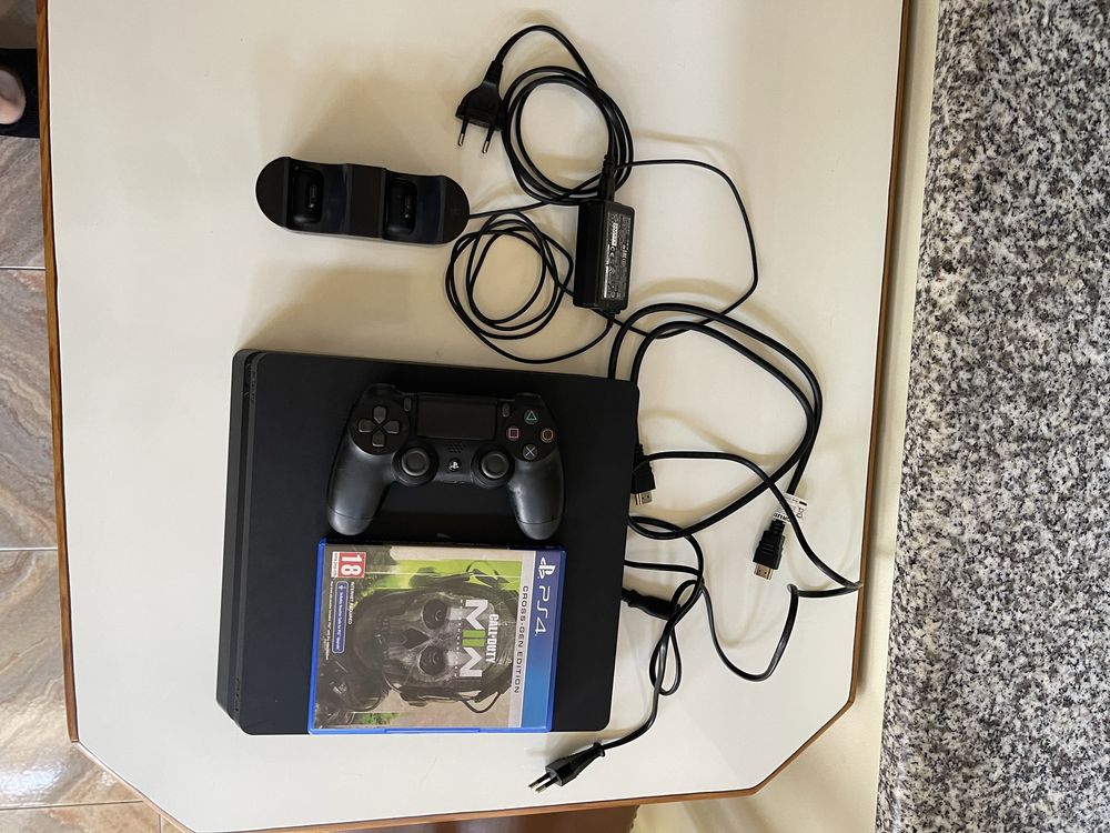 Playstation 4 slim 1TB c/ jogo e 1 comando
