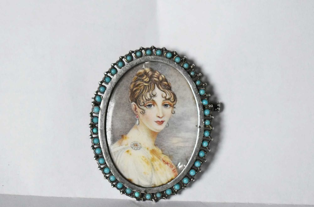 Antyczna broszka z portretem młodej kobiety
