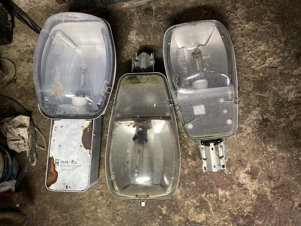 Lampa OUS 150 – industrialna, sprawna, z żarówką – 130 zł