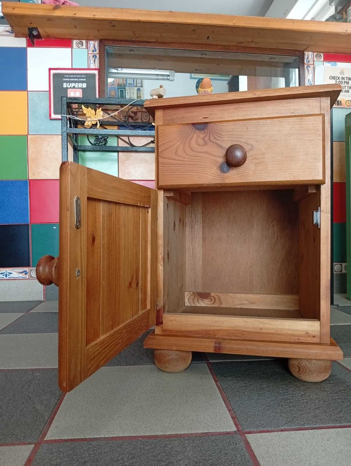 Mesa de Cabeceira / Móvel de Apoio em Pinho Maciço