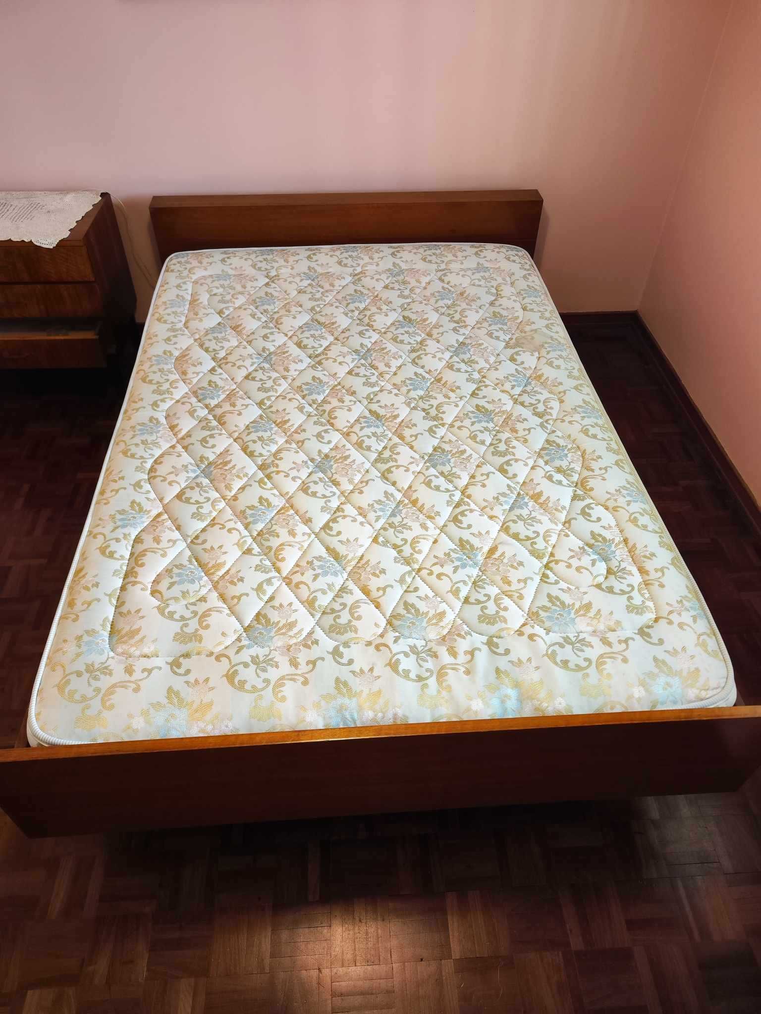 Cama de casal em madeira