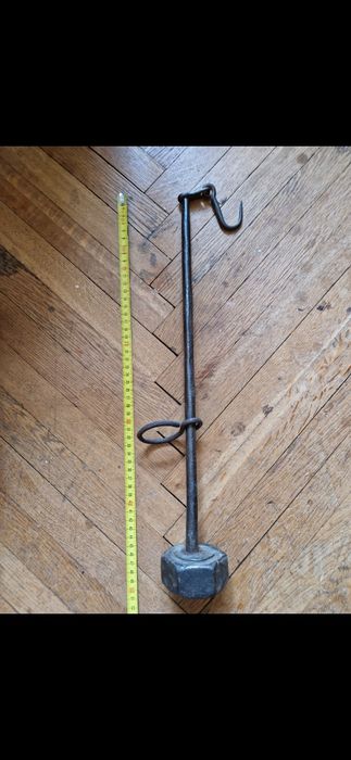 Zabytkowa żeliwna waga rzymska