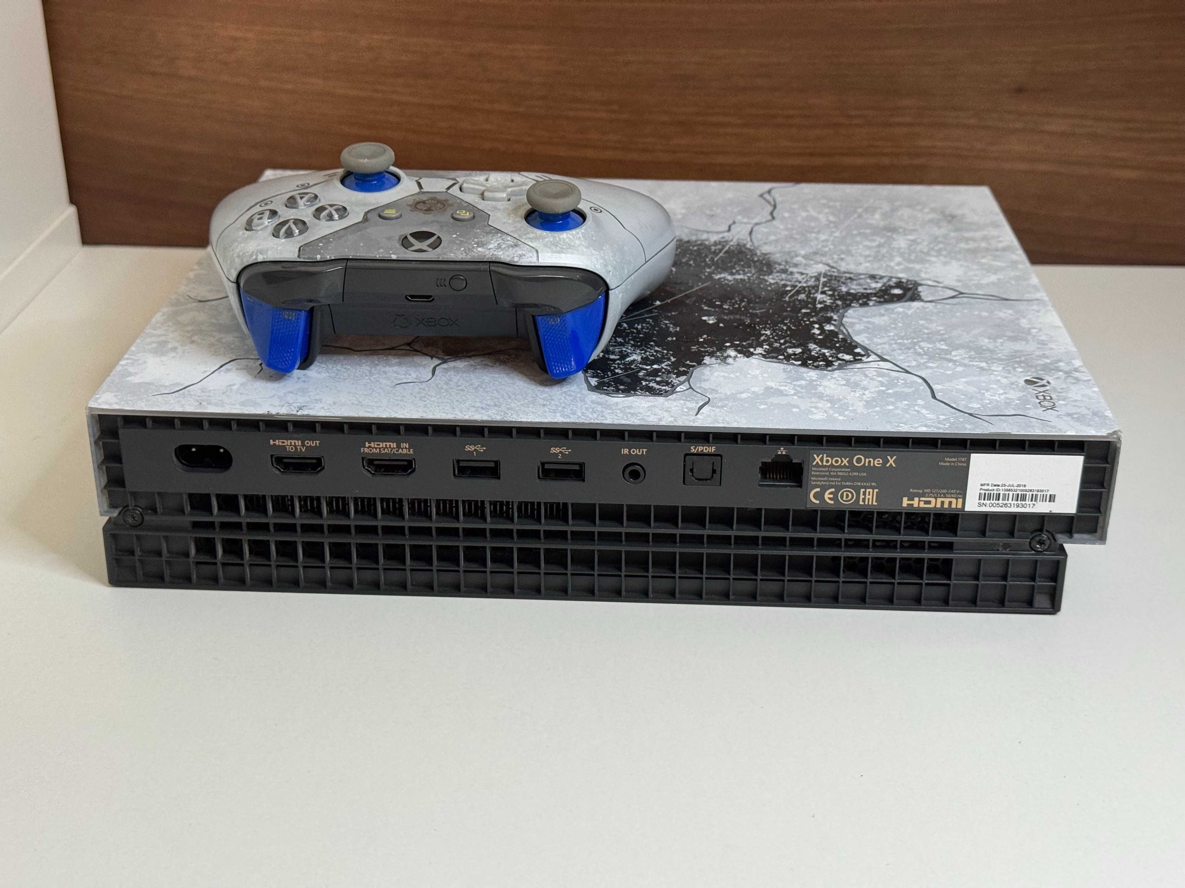 Konsola XBOX ONE X 1TB Metal Gear Solid Edition z Padem i Ładowarką