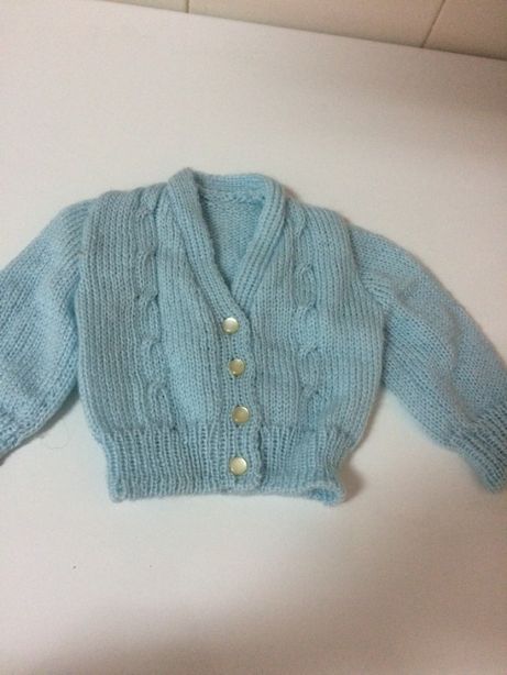 camisolinhas e casaqunho de lã para bébé azul e branco