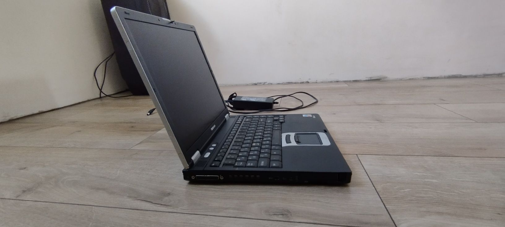 Ноутбук TOSHIBA з зарядкою