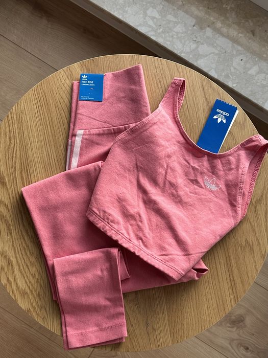 Zestaw sportowy Adidas Fakten koralowy (top oraz legginsy)