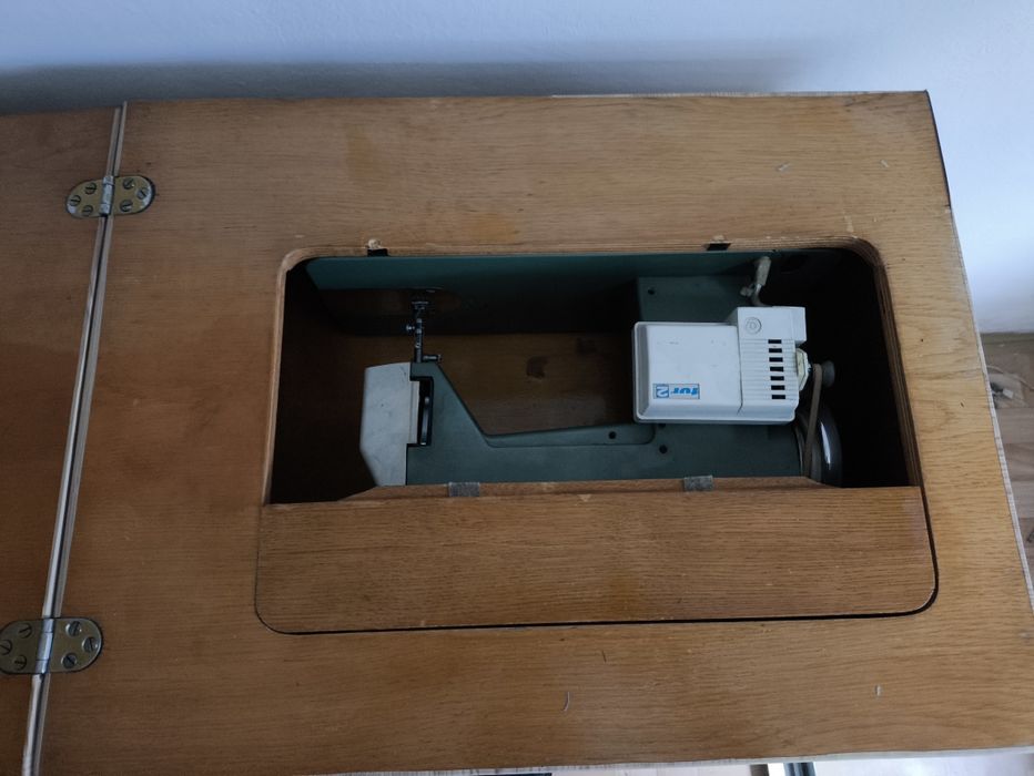Sprzedam maszynę do szycia szafkową