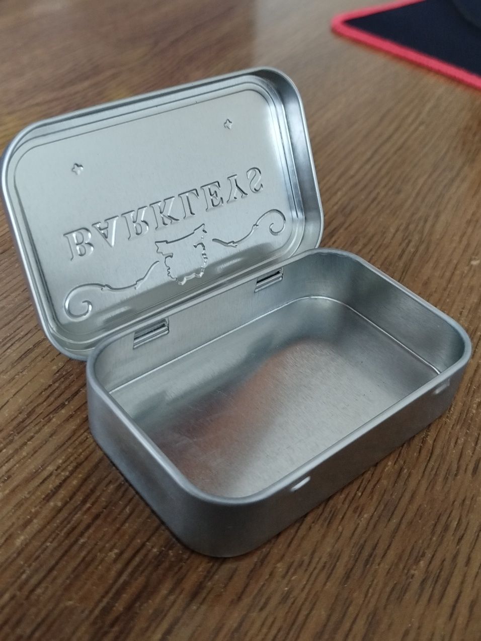 Металеві коробочки з-під льодяників
