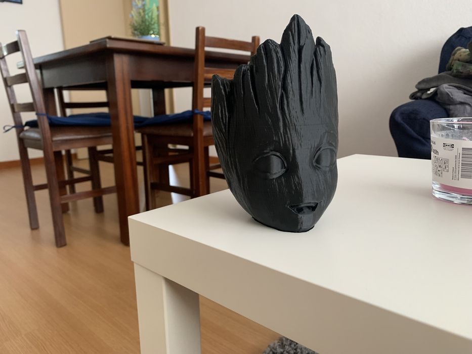 Baby groot, arrumador de secretaria