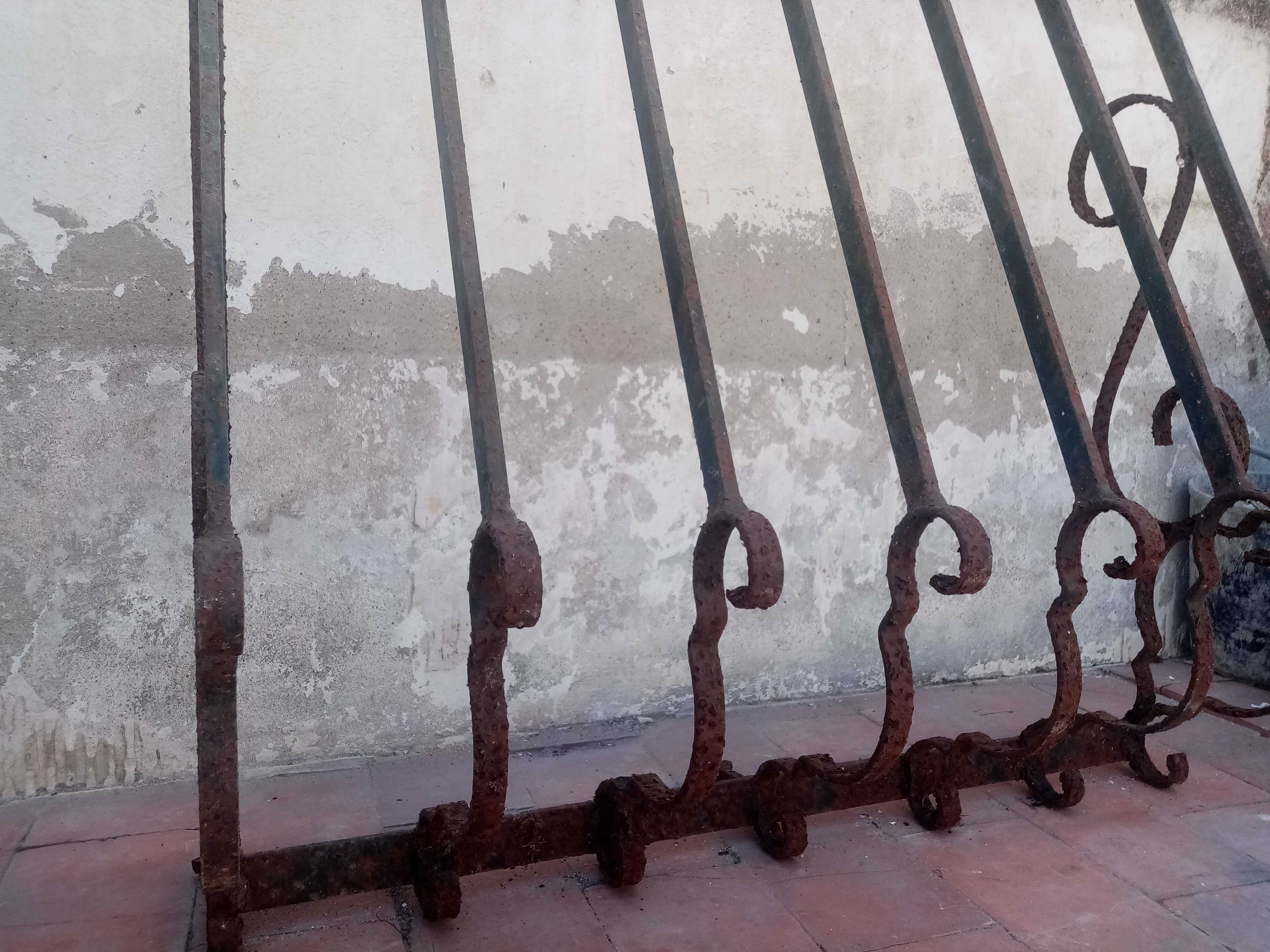 grades antigas de ferro para janela, a precisar de restauro