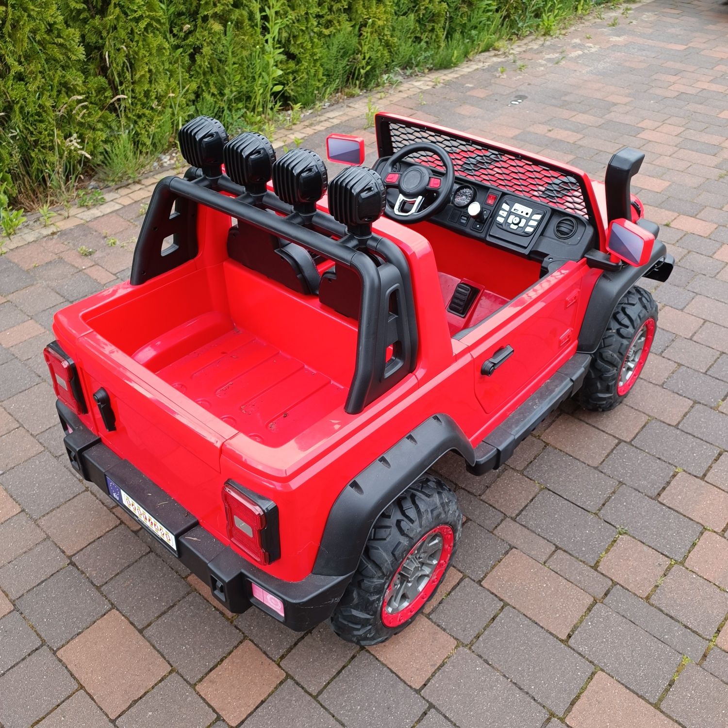 Jeep dwuosobowy 4x4 na akumulator