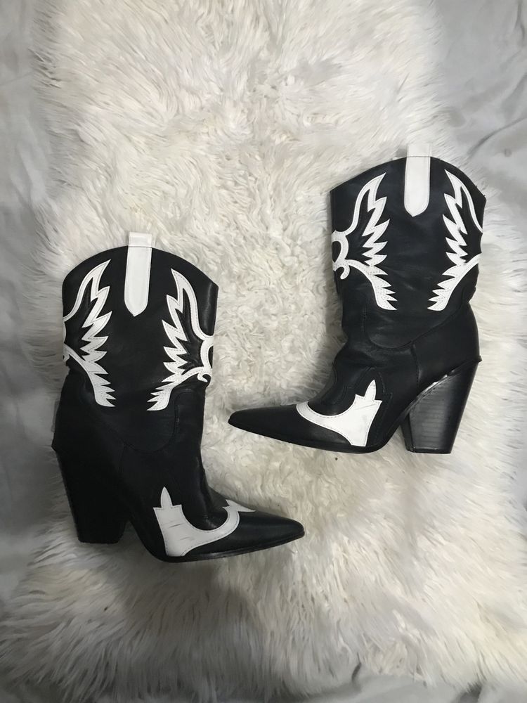 Botas/ Botins estilo texanas / cowboy em preto e branco - usadas apenas 2 ou 3 vezes