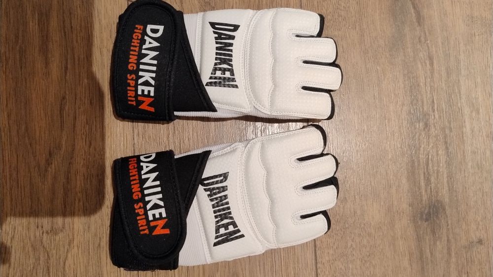 Rękawice Daniken karate