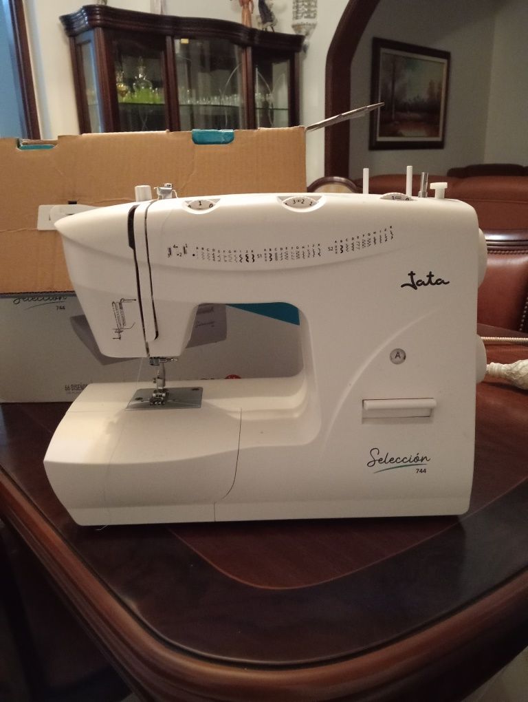 Máquina de costura elétrica marca Jata